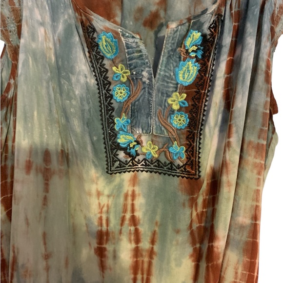 This Bohemian Live And Let Live Blouse In A Tye-Die Style Is So Cute! - Picture 3 of 5